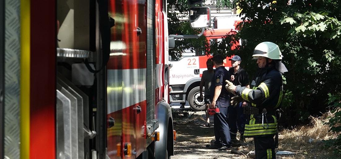 В Мариуполе горел таксопарк и бывшее МРЭО (ФОТО) В Мариуполе горел таксопарк и бывшее МРЭО (ФОТО)